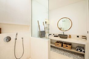 Spectacular 4BR Villa, 400m to Beachfront Elegance