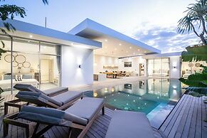 Spectacular 4BR Villa, 400m to Beachfront Elegance