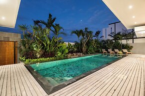 Spectacular 4BR Villa, 400m to Beachfront Elegance