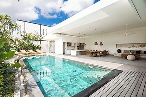 Spectacular 4BR Villa, 400m to Beachfront Elegance