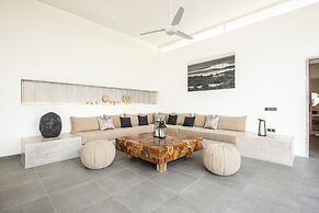 Spectacular 4BR Villa, 400m to Beachfront Elegance