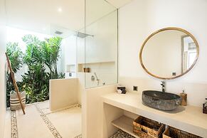 Spectacular 4BR Villa, 400m to Beachfront Elegance