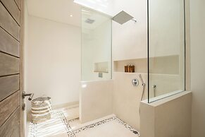 Spectacular 4BR Villa, 400m to Beachfront Elegance