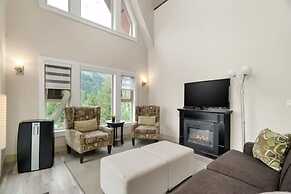 Modern 4BR Penthouse With Lake Views