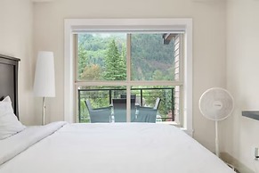 Modern 4BR Penthouse With Lake Views