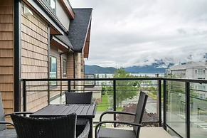 Modern 4BR Penthouse With Lake Views