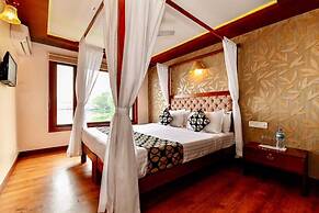 Luxury Houseboat