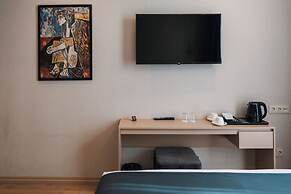 Monday Hotel