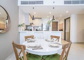HomesGetaway-2BR Apt in 1 Residences
