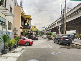 Metro Hotel Bekasi by Cocotel