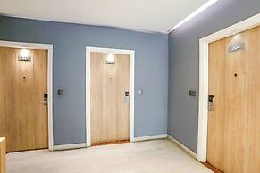 FabHotel JHS Studio- Nr. Phase 1 Metro Station Gurgaon
