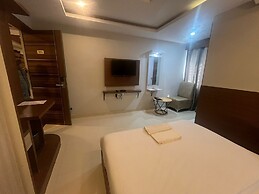 Avenue Suites