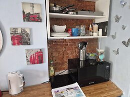 Charming 1-bed Studio Annex,parking,kitchen,wifi