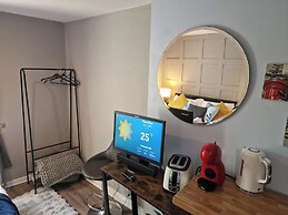 Charming 1-bed Studio Annex,parking,kitchen,wifi