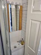 Charming 1-bed Studio Annex,parking,kitchen,wifi