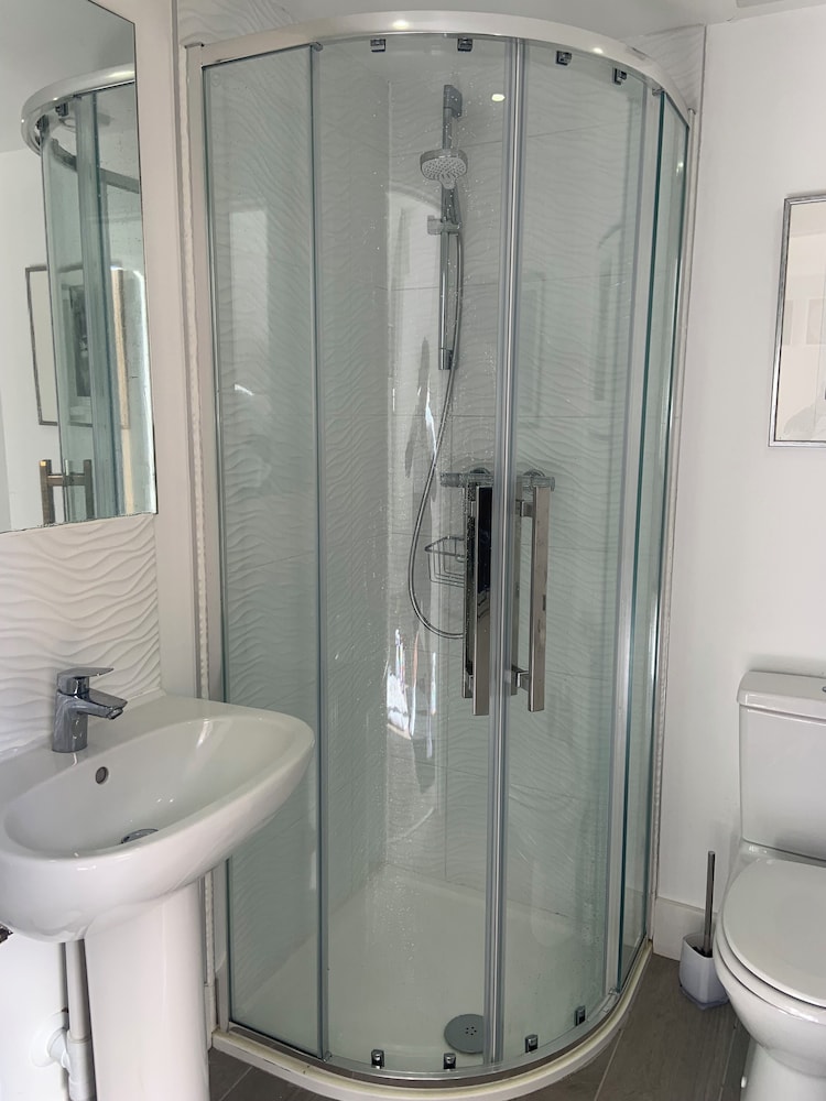 1-bed - Sleeps 2 - Pet Friendly w Parking