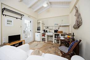 Agathi Cottage in Longos