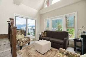 3BR Lakeside Dream Penthouse
