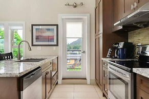 3BR Lakeside Dream Penthouse