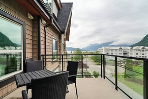 3BR Lakeside Dream Penthouse