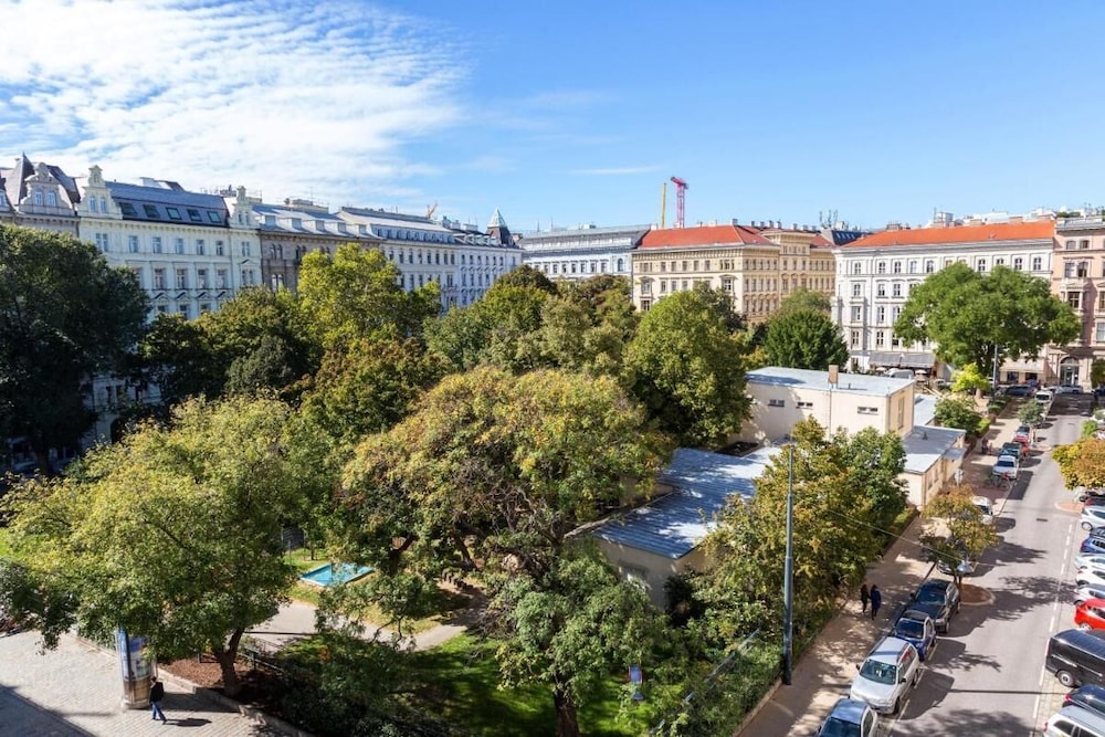 Apartment Rudolfspark Check in 15h to 22h Only