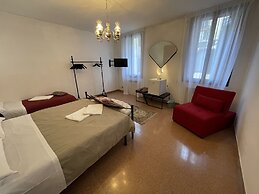 LIONS VENICE Guest House