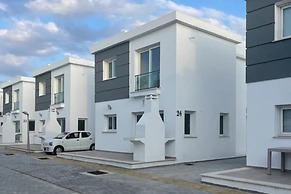 1 Bed Villa Sleeps 2 - Pool, Parking, Wifi