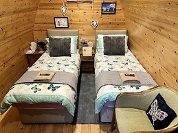 Beautiful Twin Glamping Pod in Salisbury
