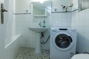 Koukaki Vintage Look 2BR Apt w Balcony