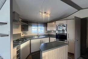 2 bed Platinum-sleeps 6-decking-free Parking
