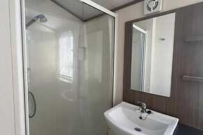2 bed Platinum-sleeps 6-decking-free Parking