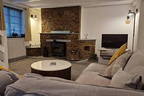 2 Bed Annex Sleeps 6, 7 Min Drive From the Beach!
