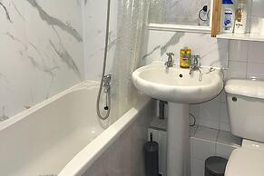Impeccable Spacious 6-bed House in Romford