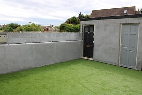 Impeccable Spacious 6-bed House in Romford