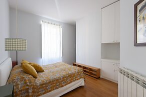 Auditorium Luxury Three Bedroom Apartment