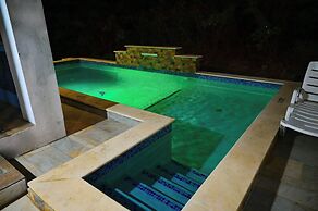 Diamond Cut Villa & Suites