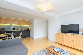 Leeds - Sleeps 4 - Free Parking