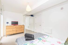Leeds - Sleeps 4 - Free Parking
