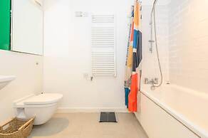 Leeds - Sleeps 4 - Free Parking