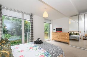 Leeds - Sleeps 4 - Free Parking