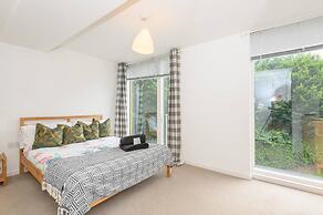 Leeds - Sleeps 4 - Free Parking