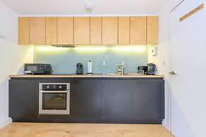 Leeds - Sleeps 4 - Free Parking