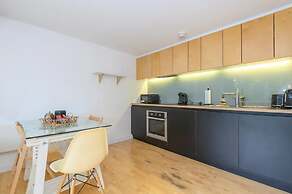 Leeds - Sleeps 4 - Free Parking