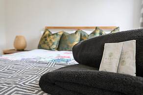 Leeds - Sleeps 4 - Free Parking