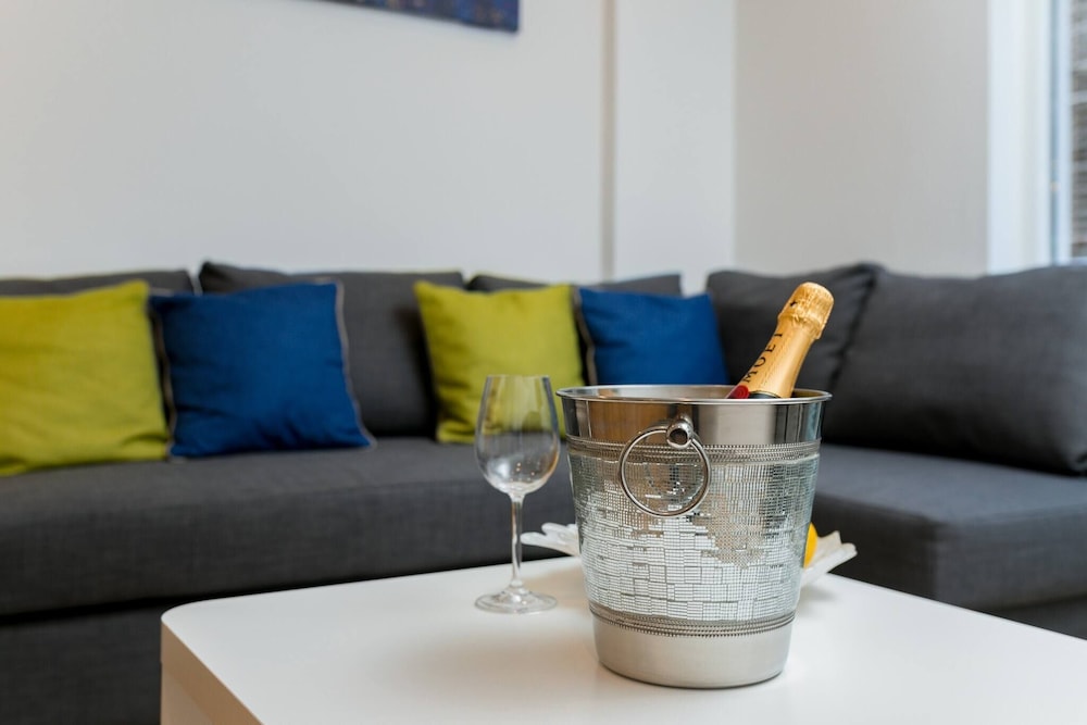 Skyvillion - Tower Point Enfield 2bed Wbalcony