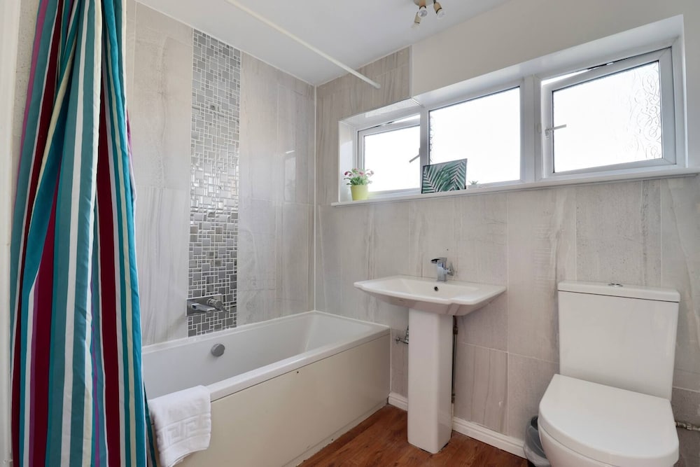 Skyvillion - Valley Way - 3bed House In Stevenage
