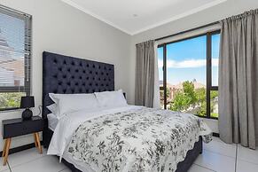 2 Bed Flat - Sleeps 4 - Pool - Garden - Parking