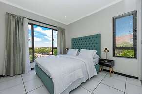 2 Bed Flat - Sleeps 4 - Pool - Garden - Parking