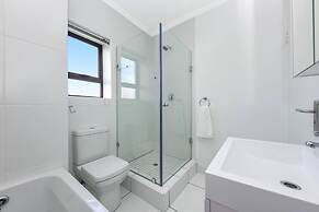 2 Bed Flat - Sleeps 4 - Pool - Garden - Parking