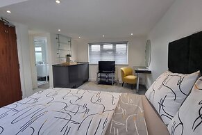 St Albans Stylish Suite With Kitchenette